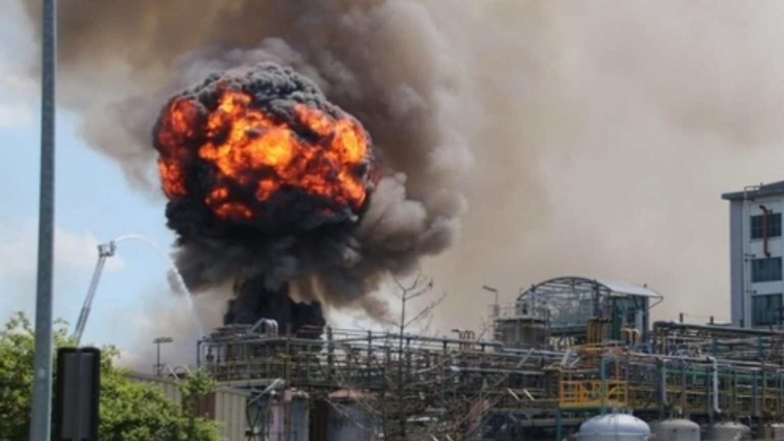 tragedie la o uzina chimica din franta un angajat a murit in urma unei explozii devastatoare 694c1e8643c6d