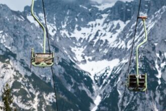 un fotbalist german a murit dupa ce a cazut in gol de la 70 de metri sotia sa a ramas suspendata de instalatia telescaunului 694baef02e3ea