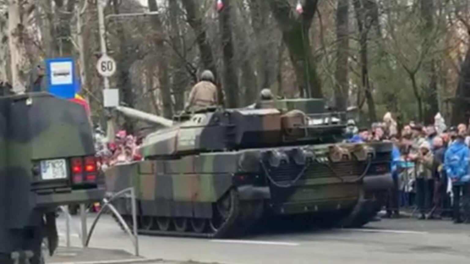 un tanc a fost tras pe dreapta la parada incident la spectacolul de 1 decembrie de la arcul de triumf 692d93870d821
