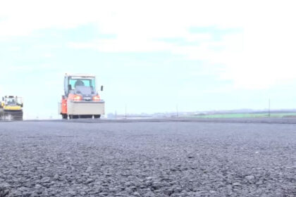 video dupa mai bine de un deceniu de blocaje apar primii kilometri de asfalt pe a3 in bihor imagini de pe santierul autostrazii 6931dc3651bd1