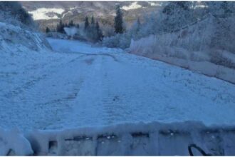 vijelia din ultimele zile a facut ravagii in poiana brasov partiile acoperite in mare parte cu un strat de zapada artificiala au fost deteriorate 695285cc9c3e9
