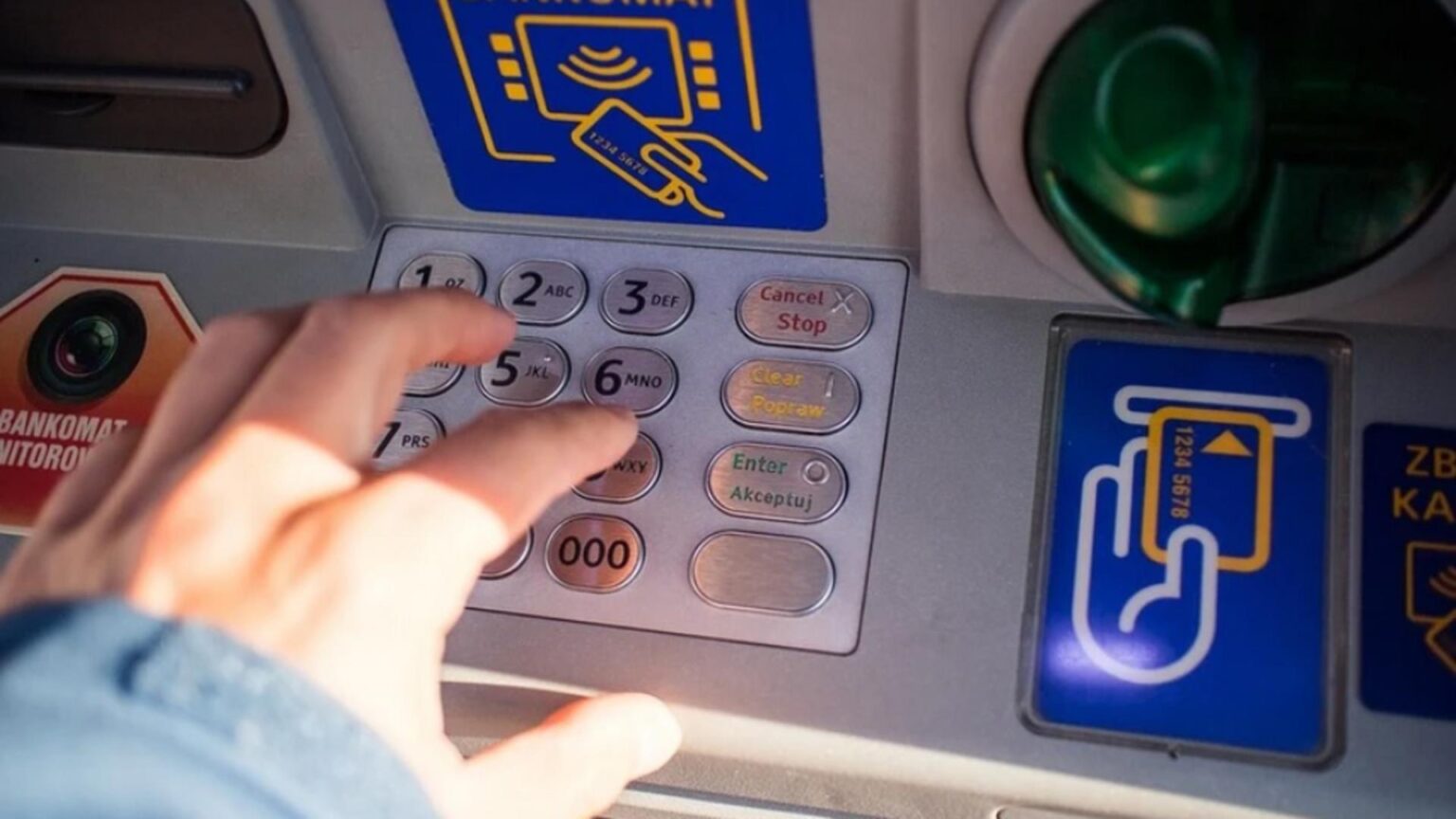 15 000 de lei uitati in bancomat la botosani politia il cauta pe proprietar gestul incredibil al unui trecator 696e16b2ae5d7