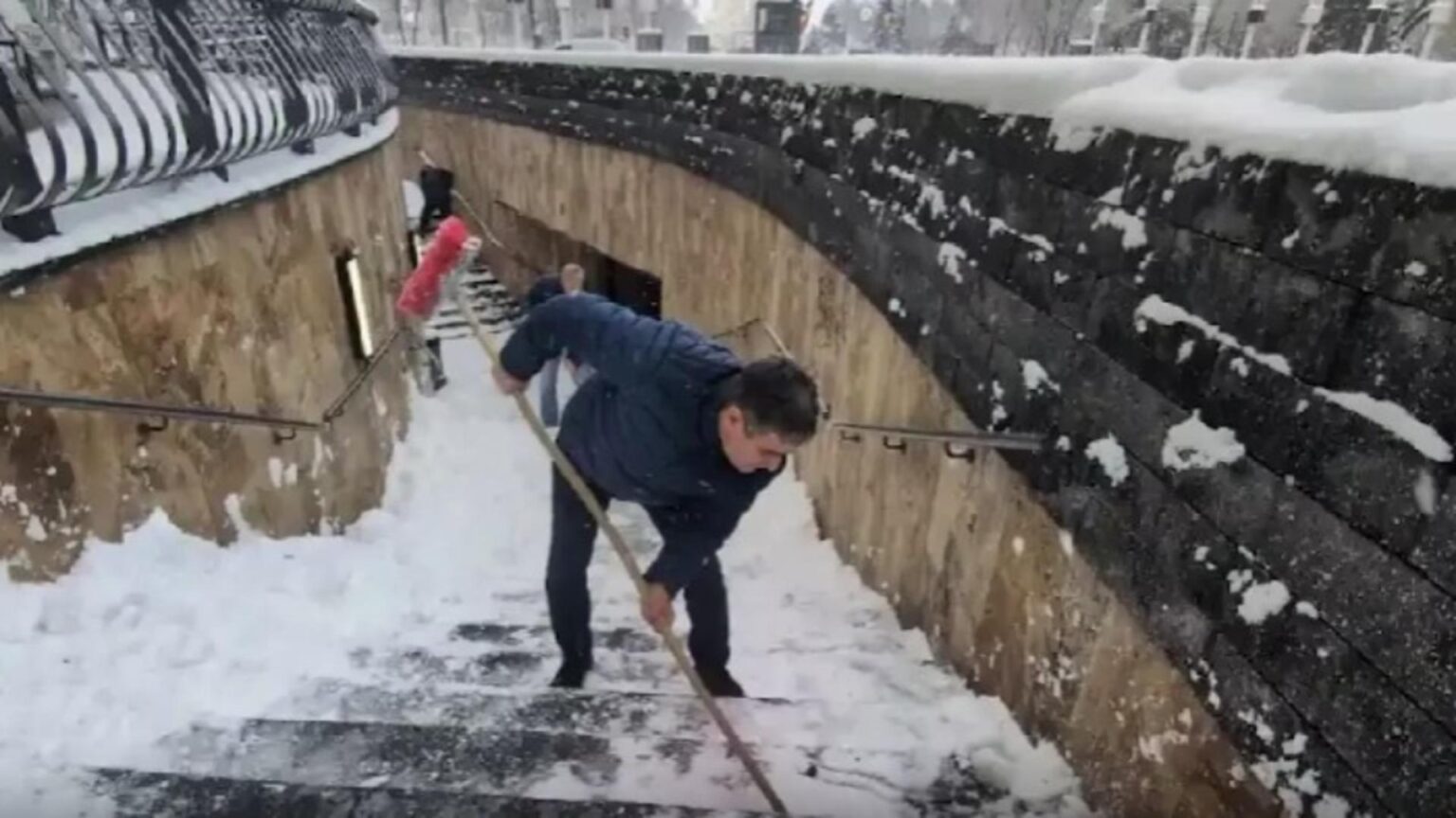 8 000 de oameni fara curent iar primarul se pozeaza cu lopata 695d592590d88