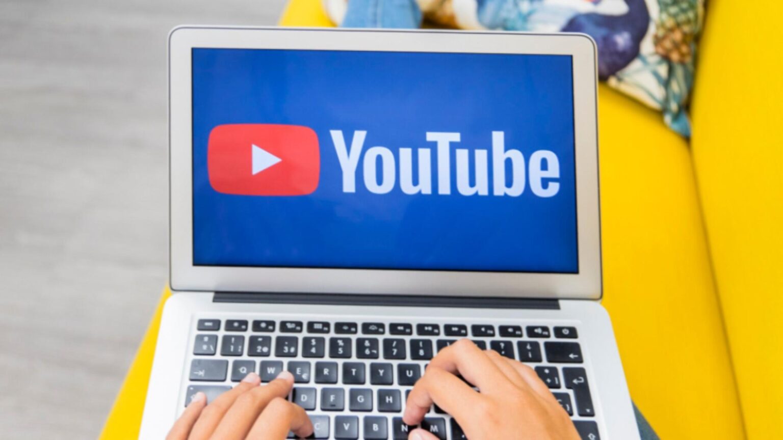 a castigat un milion de dolari cu un videoclip banal pe youtube inregistrarea a bifat peste 157 milioane de vizualizari 695e1f3c14af2