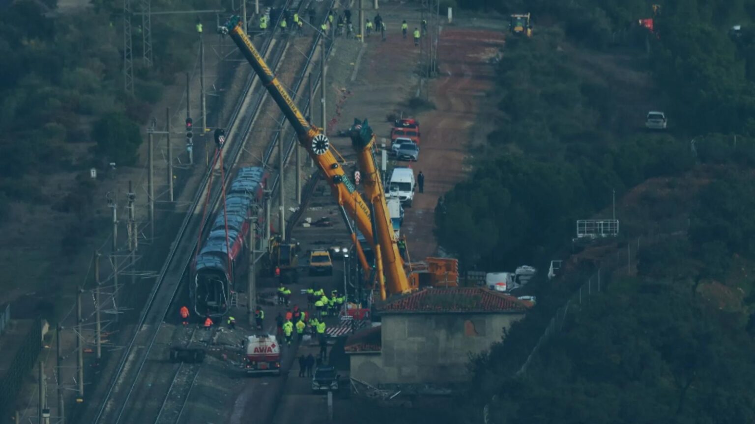 al treilea accident feroviar in spania in ultimele 4 zile trei oameni sunt raniti dupa ce un tren a lovit bratul unei macarale ajunse pe sine 697215feba3c9