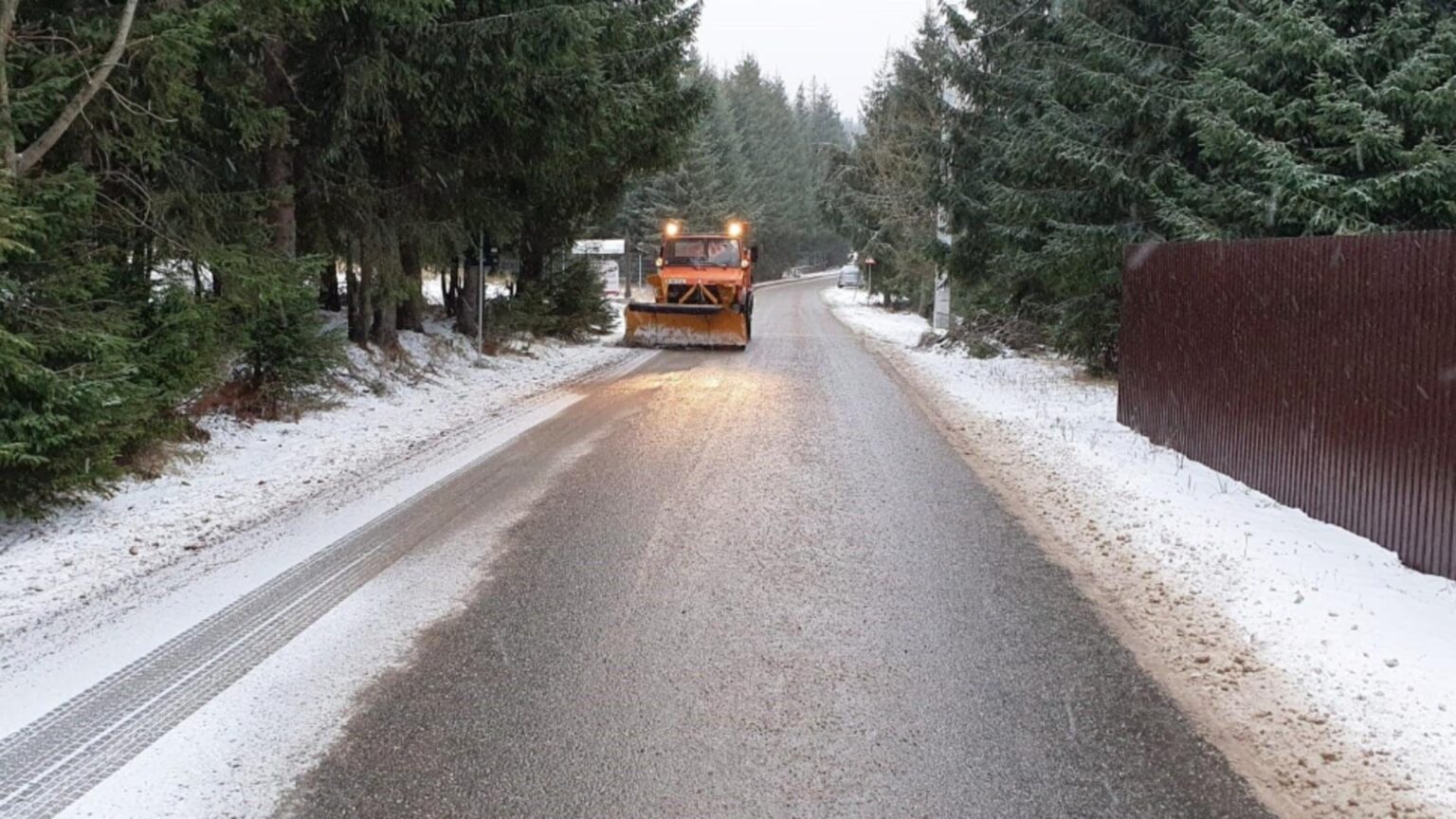 alerta de drumuri extrem de periculoase in oltenia ploaia inghetata transforma soselele in patinoar avertismentul cnair 6957eb5abad1a