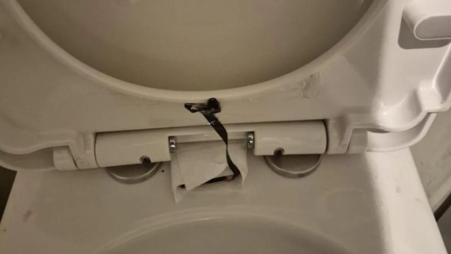 ancheta a politiei dupa ce o camera video a fost gasita ascunsa in toaleta unui restaurant o clienta a facut descoperirea 6979bd204603e