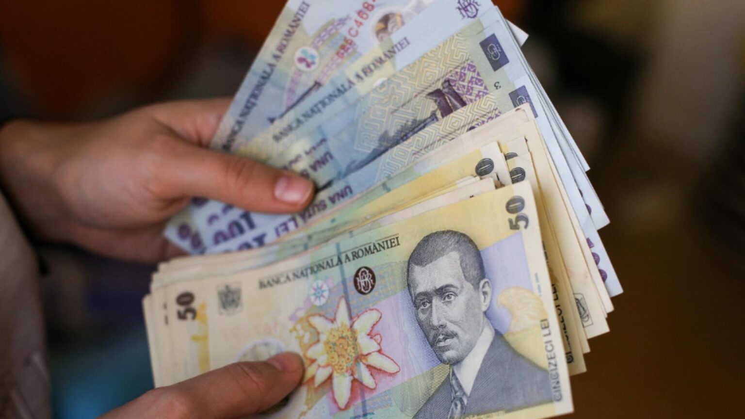 bancnotele romaniei vor avea inca o semnatura inafara de cea a lui isarescu o schimbare rara dupa un sfert de secol 697a50c8ab3ec