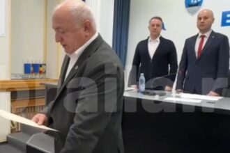 bataie de joc in consiliul local braila un consilier a depus juramantul cu la la la in locul textului oficial video 697b87f793f24