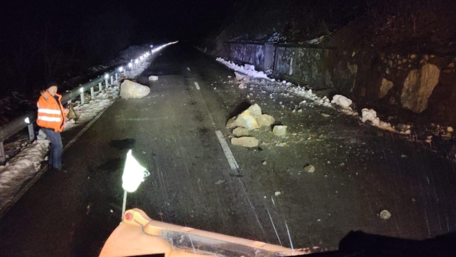 caderi de pietre pe dn 57 drumarii actioneaza pentru restabilirea circulatiei in conditii de siguranta 695ea296138e1