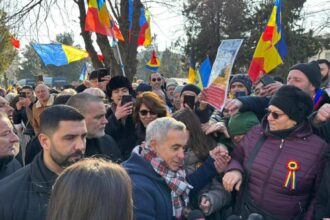 calin georgescu se prezinta din nou la sectia de politie din buftea pentru controlul judiciar numerosi romani sunt alaturi de liderul suveranist 696f19b86e9df