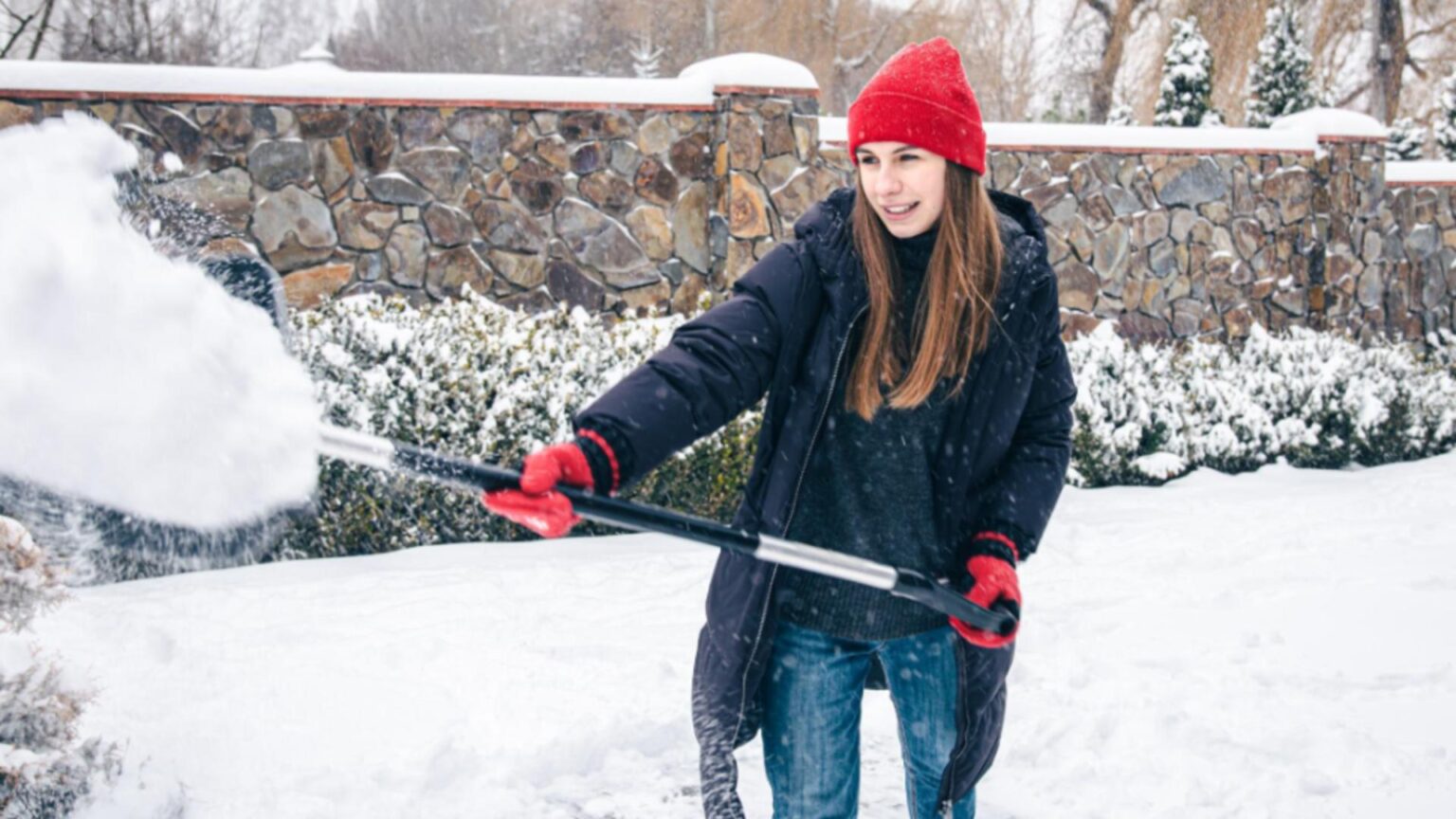 ce risca bucurestenii daca nu curata zapada din fata casei putini stiu ce prevede legea si se pot trezi cu amenzi de la politia locala 696682205c1e2