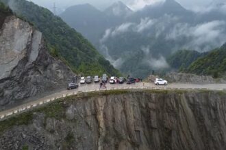 cel mai periculos drum din lume soseaua extrema pare sa pluteasca intre doua prapastii iar soferii conduc pe muchie de cutit video 69598ed390307