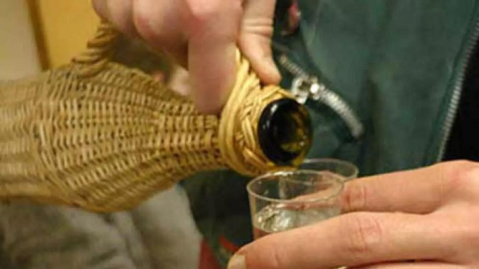 condamnat la inchisoare pentru doar cinci litri de tuica si o sticla de suc de la o vecina ce faci ma nenorocitule furi de la oameni 69721c582da80