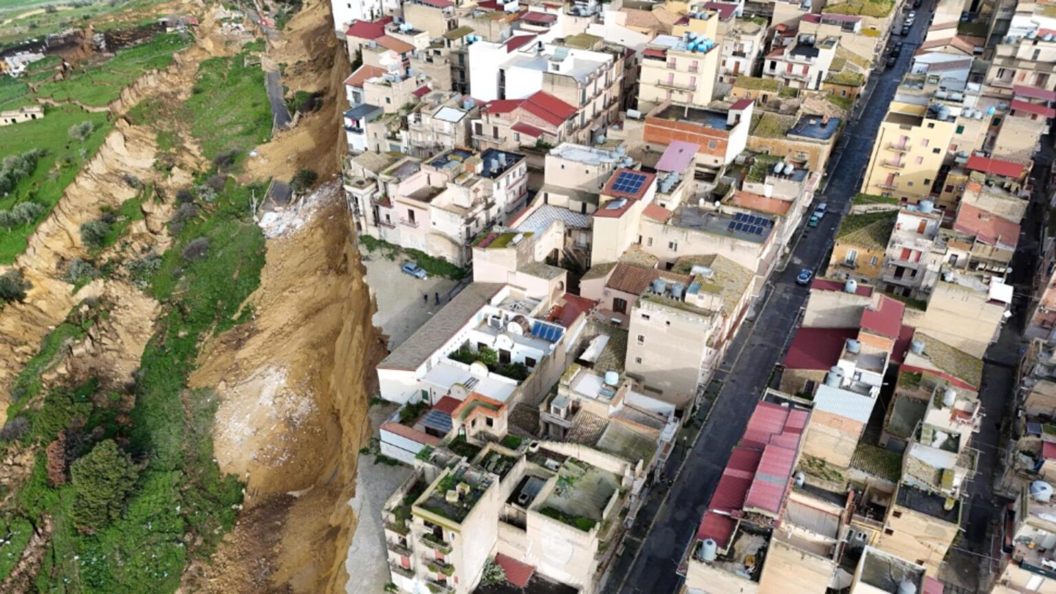 cosmar in sicilia pamantul se prabuseste sub case si strazi 1 500 de oameni au fost evacuati video 6978ec9b42edf