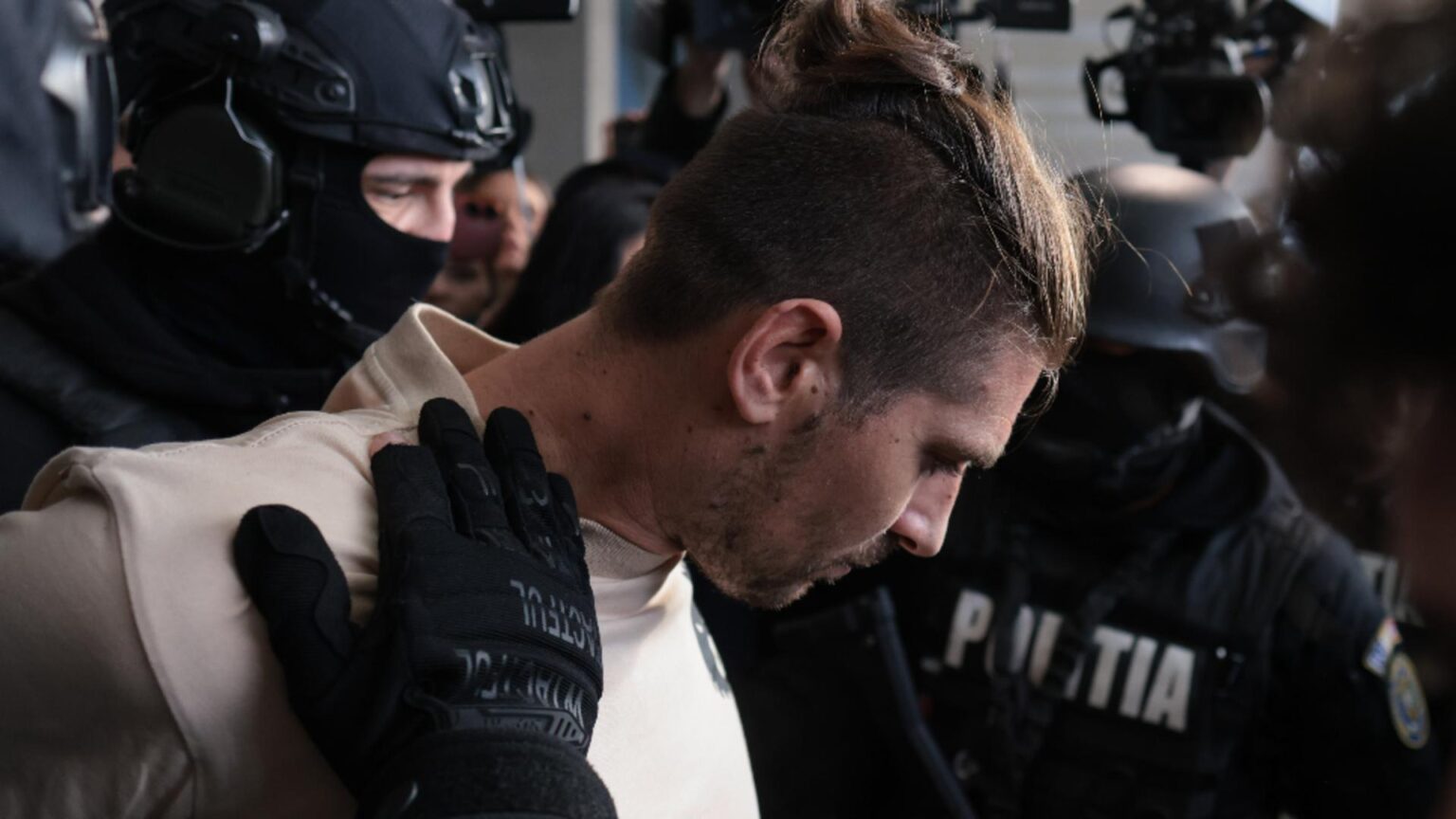 costinel zuleam capul gruparii care l a ucis pe milionarul adrian kreiner a fost adus in tara risca ani grei de inchisoare foto video 6970e5180bd4d