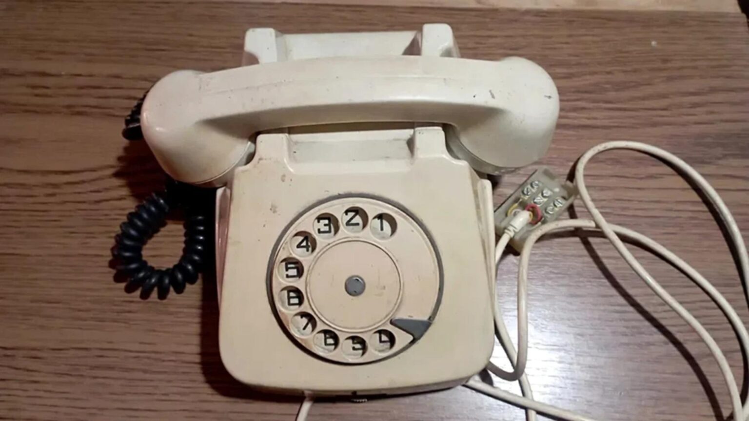 cu cat se vinde in 2026 un telefon cu disc din perioada comunista obiect banal atunci piesa de colectie astazi 697e4d846c225