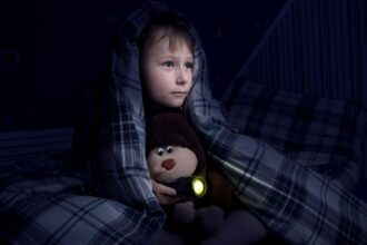 cum scapi copilul de fricile asociate noptii trucurile simple pe care toti parintii trebuie sa le stie 696ff9d8ba54c