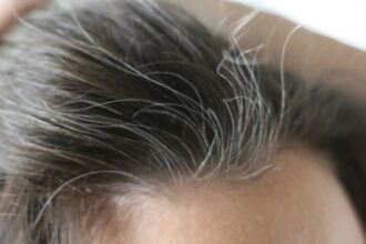 cum scapi de parul alb in doar cateva secunde trucul minune te care te intinereste cu 10 ani fara vopsea 69710d48480b8