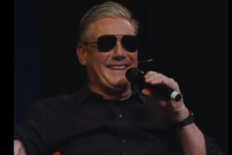 diplomatie cu ochelari de soare premierul marii britanii aparitie inspirata de emmanuel macron video 6979196a54745