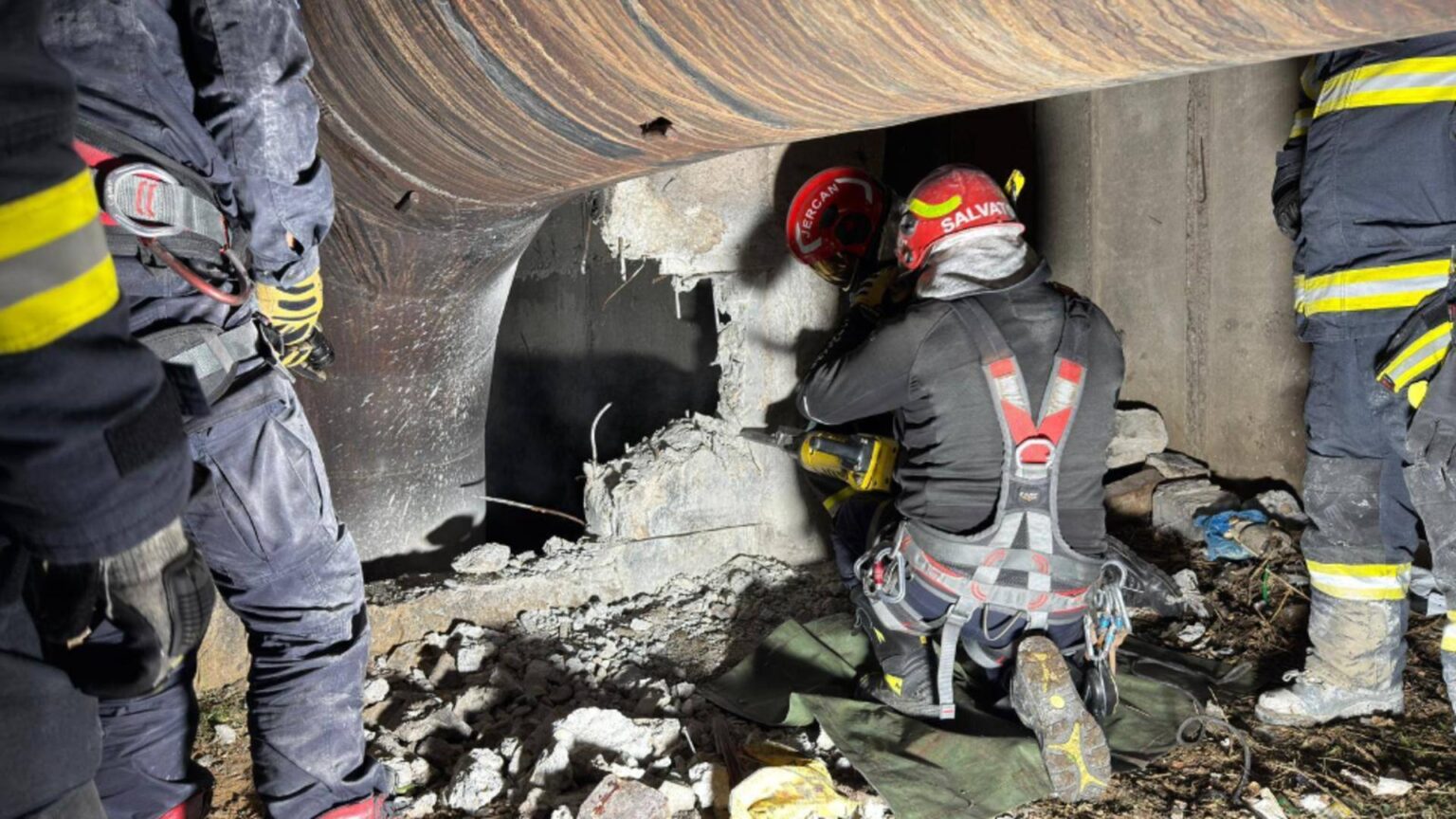 doua zile de cosmar sub pamant in bucuresti un tanar a stat blocat intr un canal pana trecatorii i au auzit tipetele 695e7f60c640e