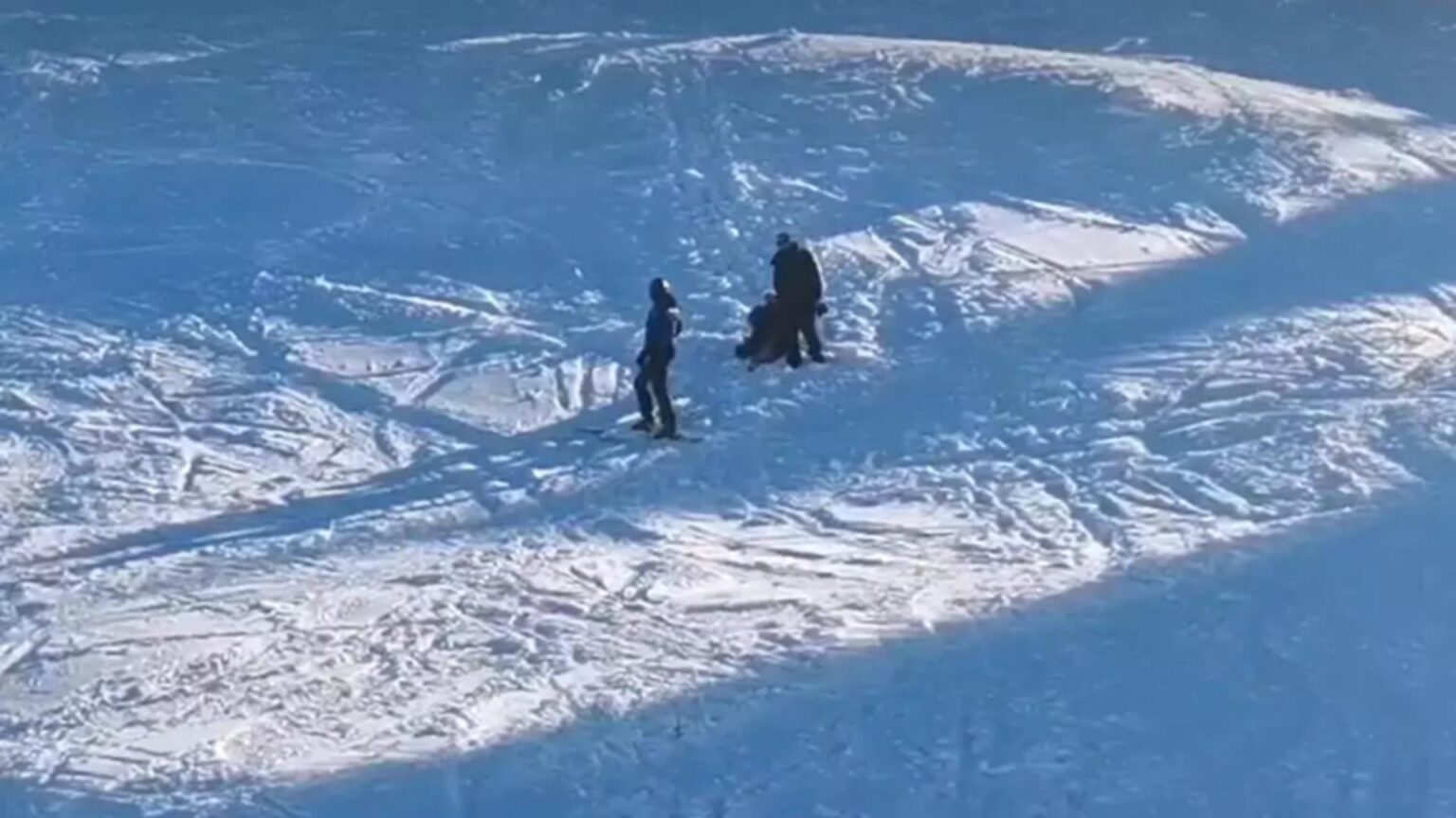 femeie in fusta pe partie coborata de un jandarm montan avertismentul autoritatilor partia de schi nu este podium de moda video 696ceac7eb731