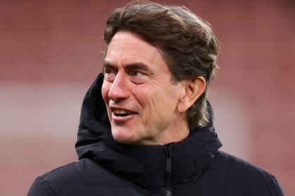 foto l au pacalit pe antrenorul lui dragusin si fanii n au gustat gluma sa l dea afara 695f50de8dcc2