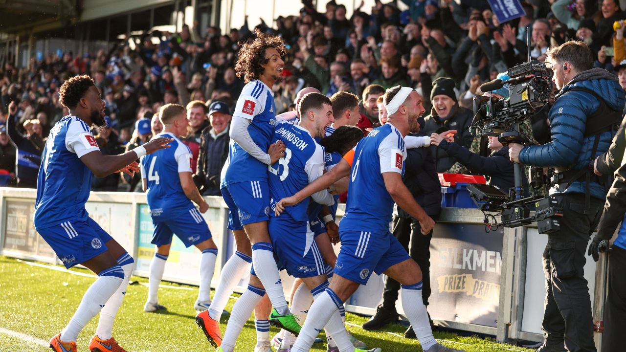 foto si video ce nebunie imagini spectaculoase dupa ce echipa din liga 6 a produs un soc de proportii in cupa angliei 6964de7715c03