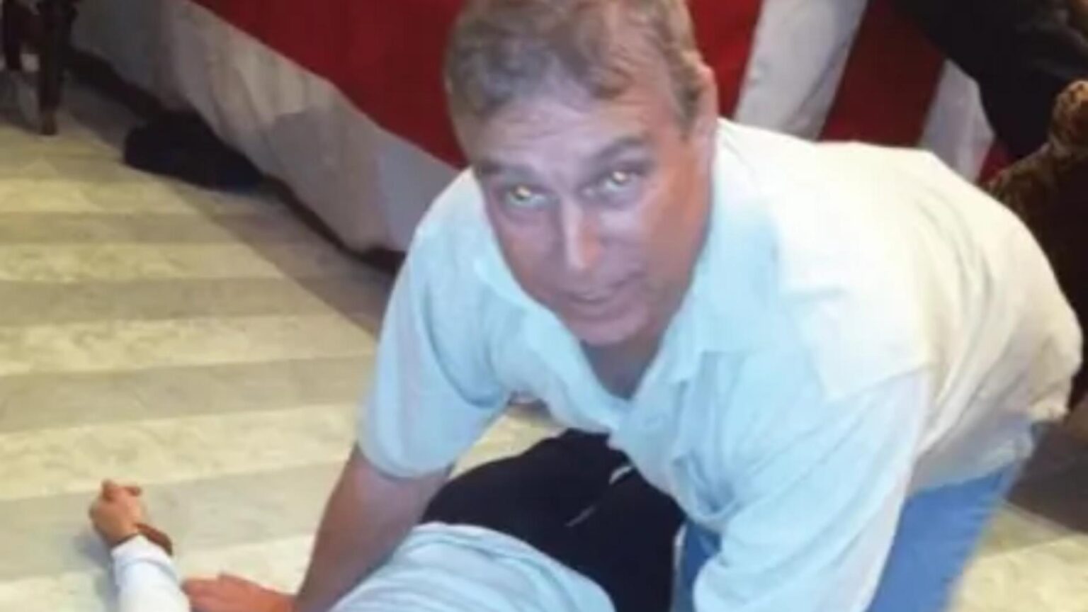 fotografii socante printul andrew in patru labe deasupra unei femei detaliile halucinante pe care le ascund noile dosare epstein 697dcc946873b