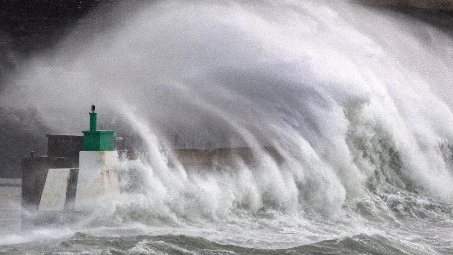 franta lovita crunt de furtuna goretti sute de mii de gospodarii fara electricitate vant de peste 200 km h 6960bb73093ab