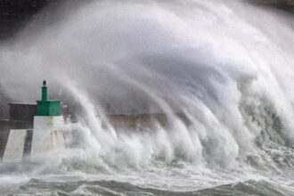 franta lovita crunt de furtuna goretti sute de mii de gospodarii fara electricitate vant de peste 200 km h 6960bb73093ab