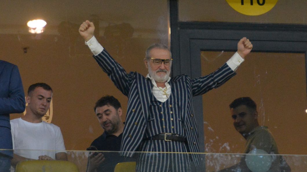 gigi becali dat pe spate de doi fotbalisti de la fcsb dupa egalul cu fenerbahce a tinut mijlocul luptator 697be055ae898
