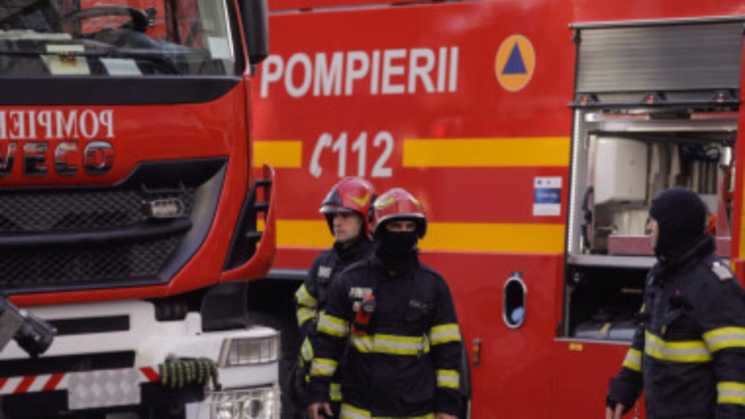 gospodarie cuprinsa de flacari in judetul cluj incendiul a pornit de la o afumatoare si s a extins cu repeziciune 6956376987924