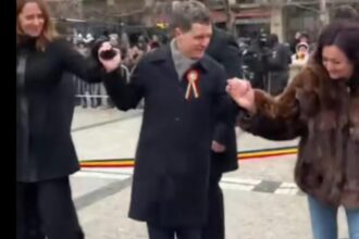 hora unirii un dans cu obstacole pentru nicusor dan incident stanjenitor la iasi sub ochii multimii video 6975ef5380bc8