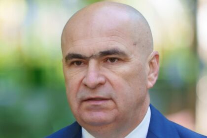 ilie bolojan i a trimis pe romani la munca dar el si a facut punte pe ascuns cu weekend ul e in concediu legal 6960d1c8afe12