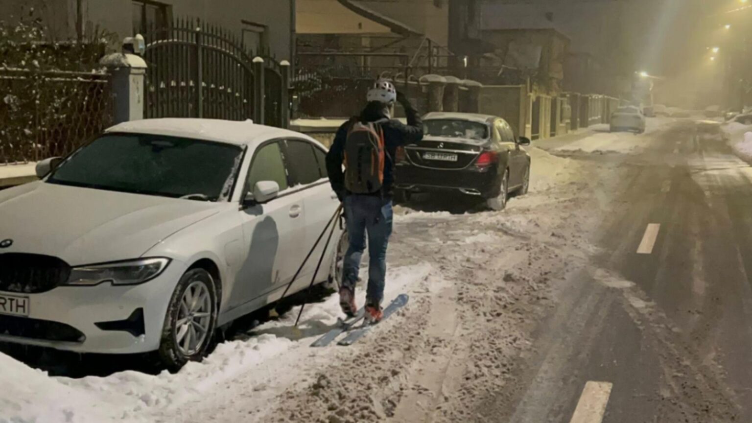 imagini inedite la sibiu un barbat a fost surprins in timp ce mergea la serviciu pe schiuri fotovideo 6967571b37738