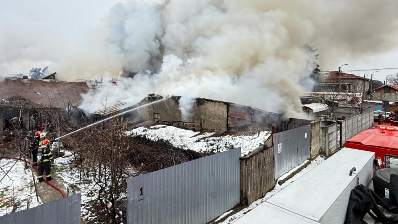 incendiu devastator in capitala peste 700 mp cuprinsi de flacari pe strada garoafei interventie pentru salvarea locatarilor video 6974bed7b5ec9