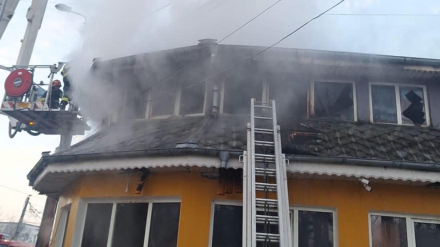 incendiu puternic la o casa din sectorul 5 al capitalei doua persoane ranite fotovideo 69673a8f579de