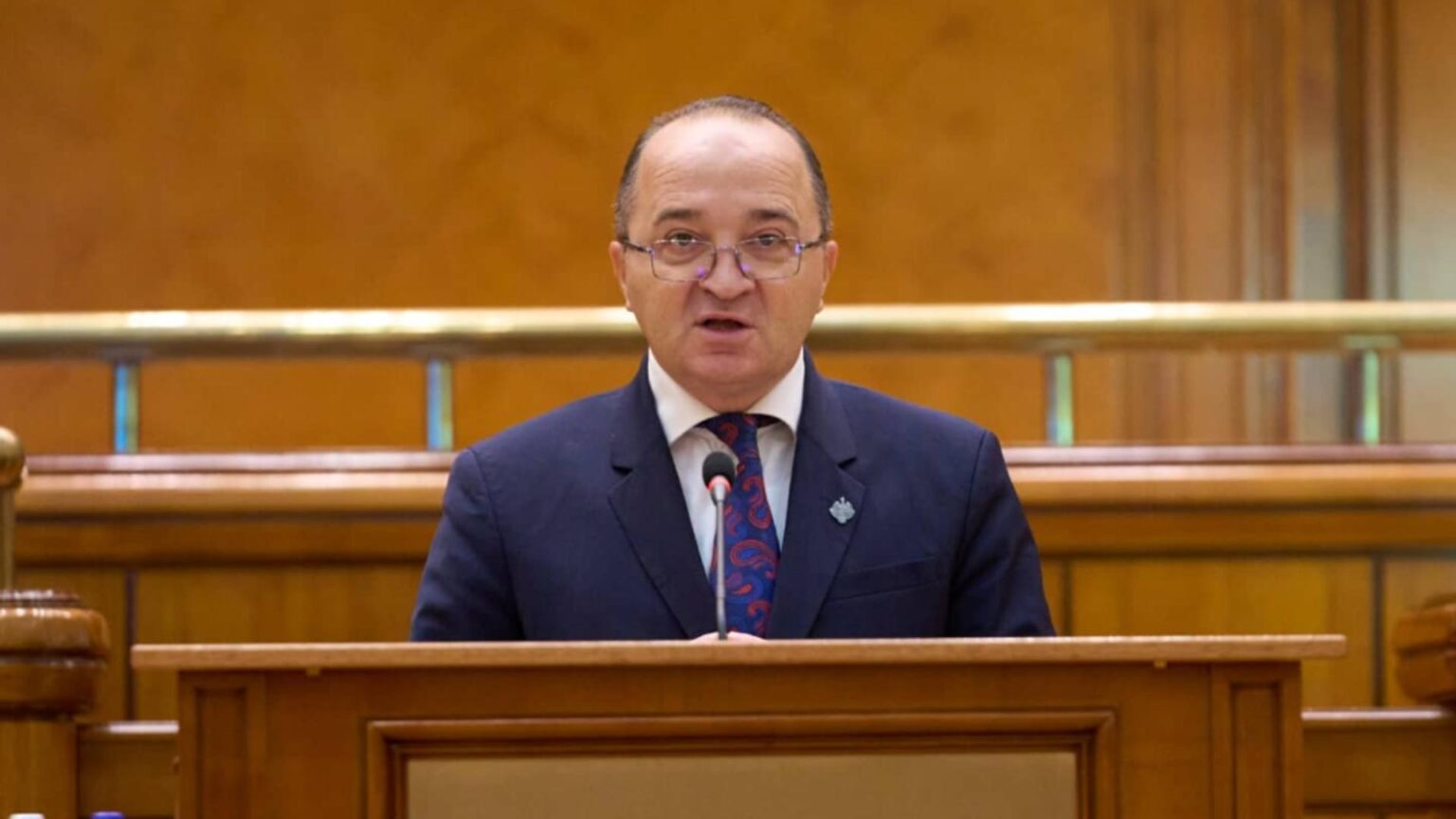 incredibil ce a patit un deputat aur la granita cu ucraina petru gabriel negrea a fost dezbracat la 13 grade si umilit desi a cazat pe banii lui sute de refugiati 697221271a756