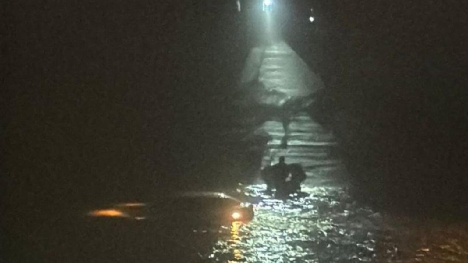 interventie de urgenta la targu jiu un barbat a cazut cu masina in rau 695e9b847a9c2