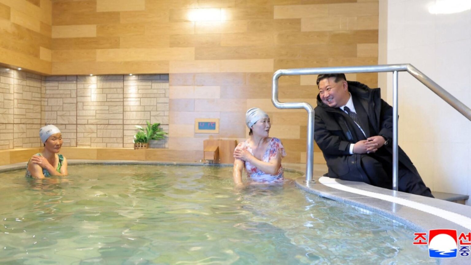 kim jong un blindat cu pufoaica la marginea piscinei restul lumii in costum de baie inaugurare ca la carte in coreea de nord video 69733fb423ac9