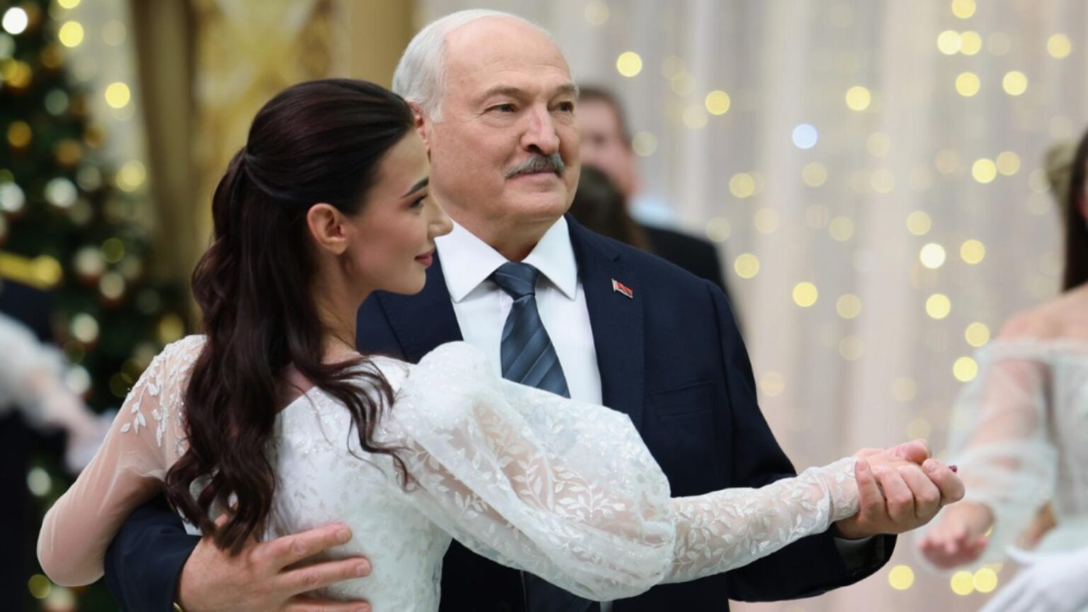 lukasenko le da sfaturi de frumusete femeilor nu va mai ungeti fata cu tot felul de infectii curatati zapada asta va tine tinere 697e3291bee05