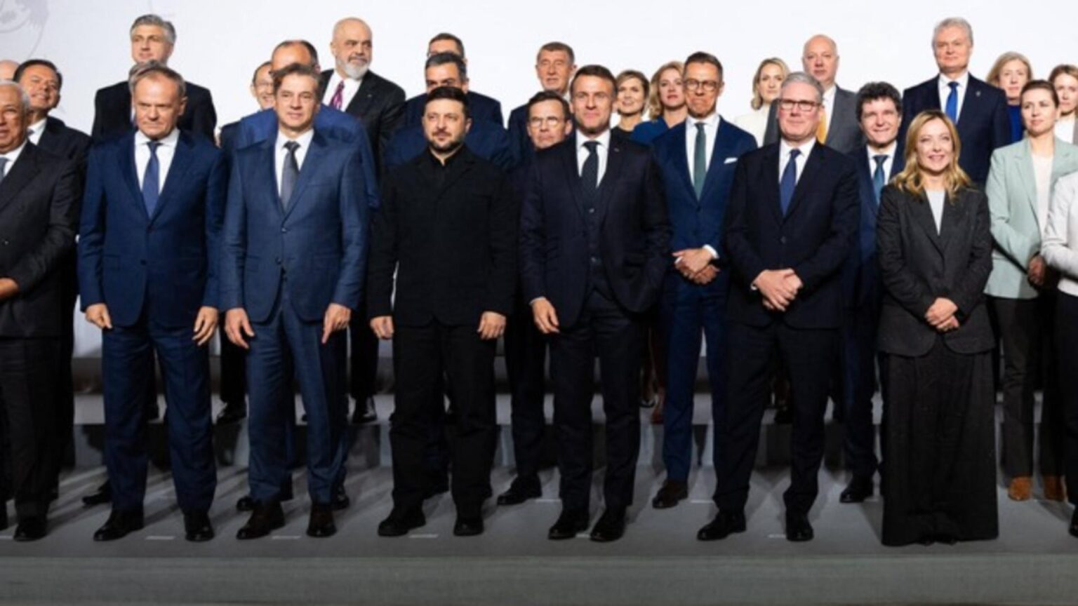 macron starmer meloni si merz reactioneaza dur dupa amenintarile lui donald trump privind o posibila interventie militara americana in groenlanda document 695e0fe521cdd