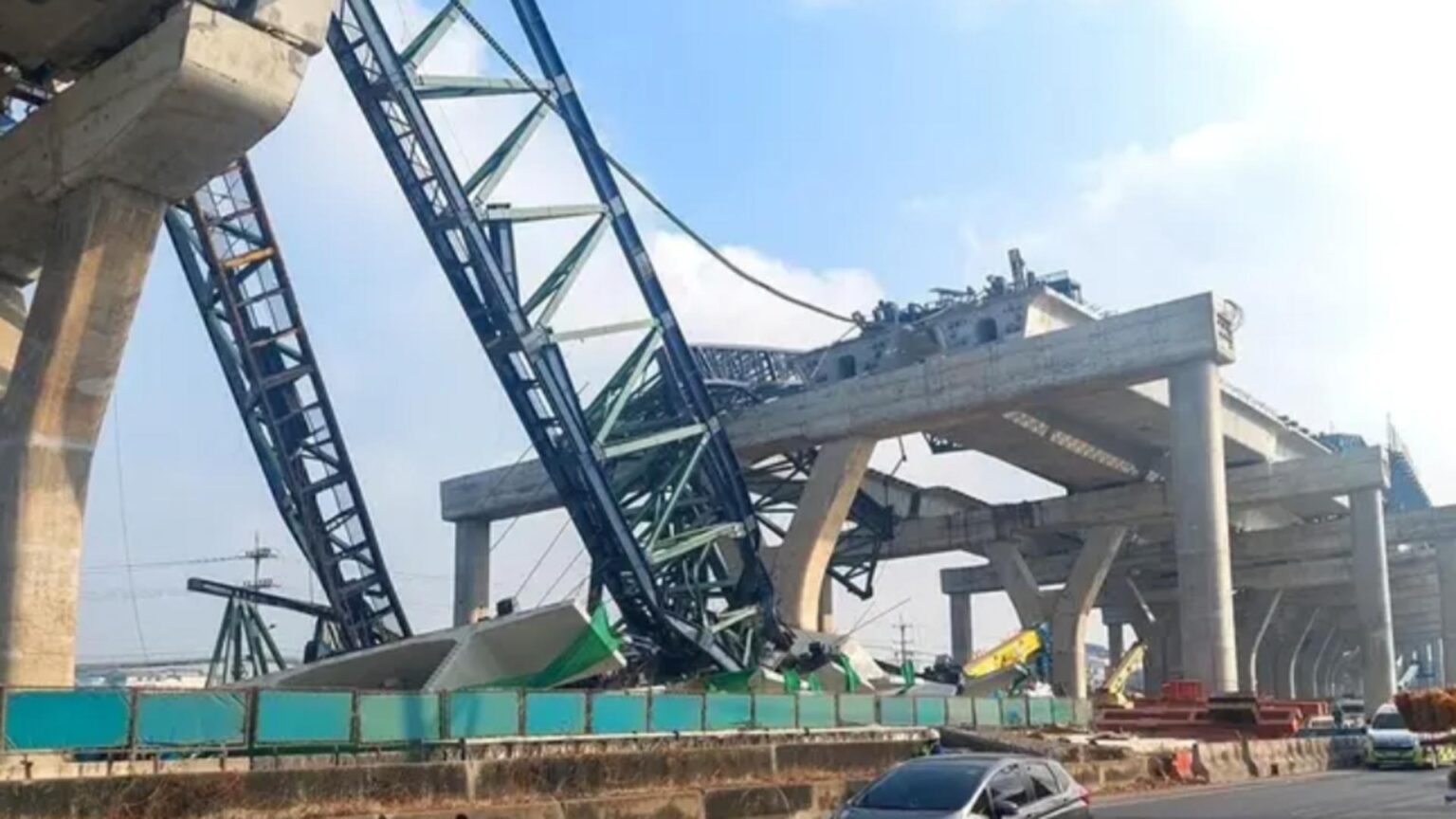 o alta macara prabusita in thailanda la doar o zi distanta de masacrul feroviar din aceeasi tara doi oameni au murit 6968b729505c3