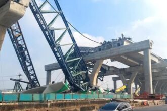 o alta macara prabusita in thailanda la doar o zi distanta de masacrul feroviar din aceeasi tara doi oameni au murit 6968b729505c3