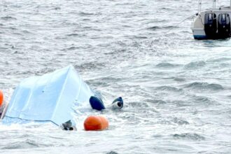 o barca in care se aflau 25 de turisti francezi s a rasturnat in largul omanului trei persoane au murit 69789638a1cfc