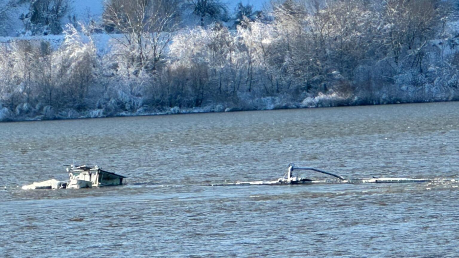 o barja incarcata cu ingrasaminte chimice s a scufundat in dunare la zimnicea autoritatile au reactionat abia dupa trei zile 696612ccccdee