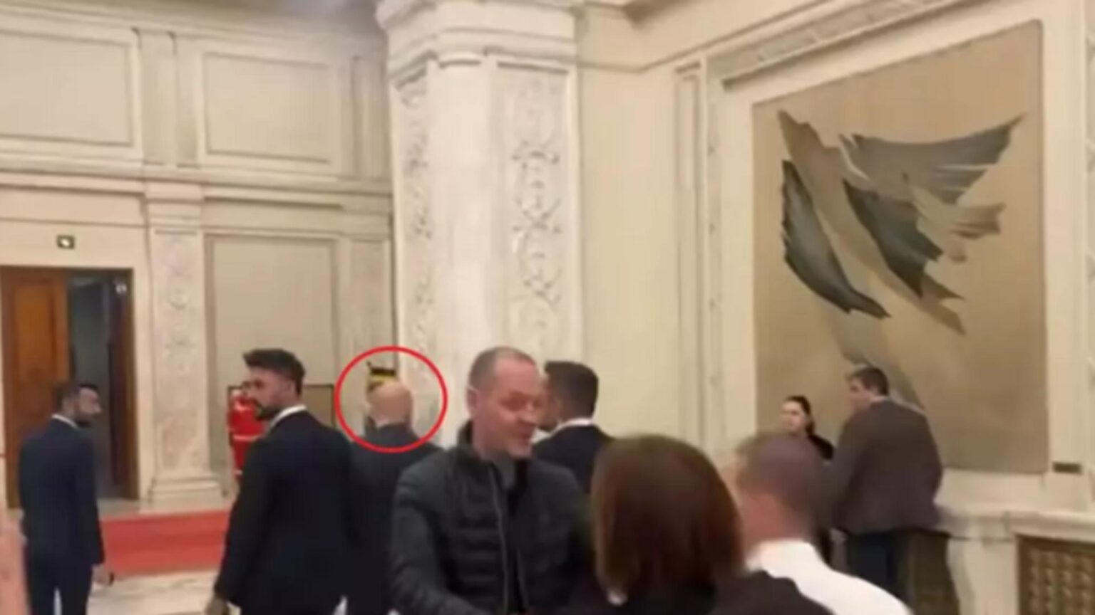 ofiterul de presa al guvernului sanctionat dupa incidentul cu jurnalistii de pe holurile parlamentului salariul redus cu 5 6966525fb885c