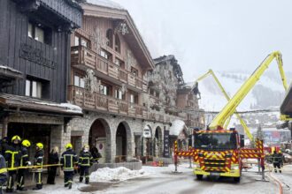 panica in alpii francezi incendiu urias la un faimos hotel de lux aproape 300 de persoane evacuate 697a42a8da301