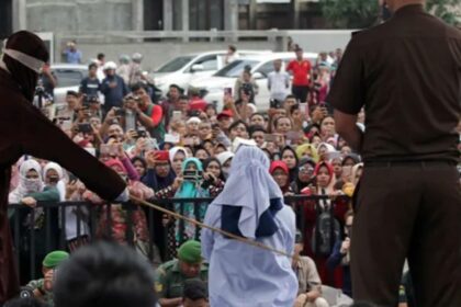 pedeapsa extrema in indonezia un cuplu a fost lovit public cu nuiaua pentru relatii sexuale in afara casatoriei femeia a lesinat 697cc1b7caab7